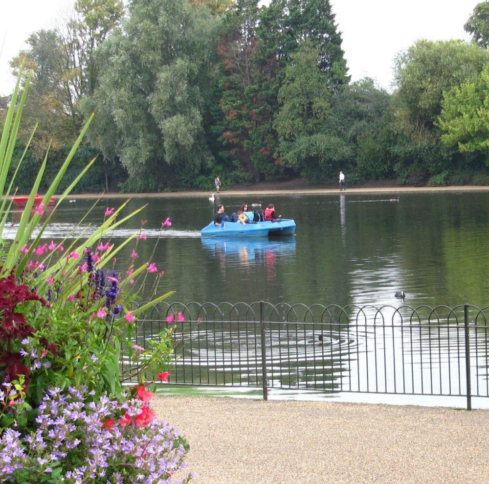 The Serpentine lake in Hyde Park, London on a clear day — photo 1