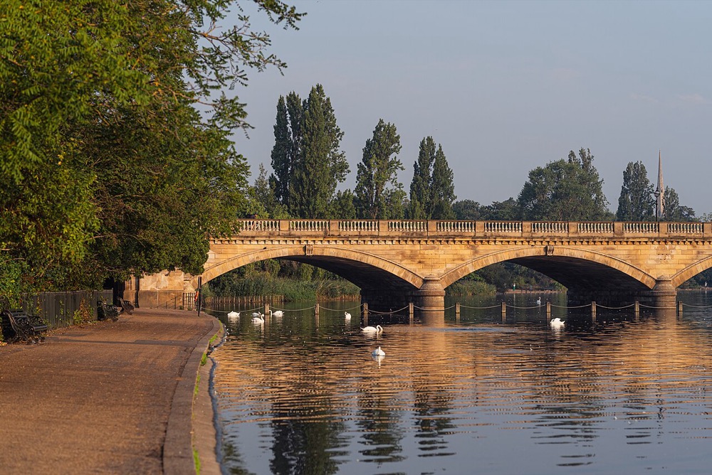 The Serpentine lake in Hyde Park, London on a clear day — photo 2