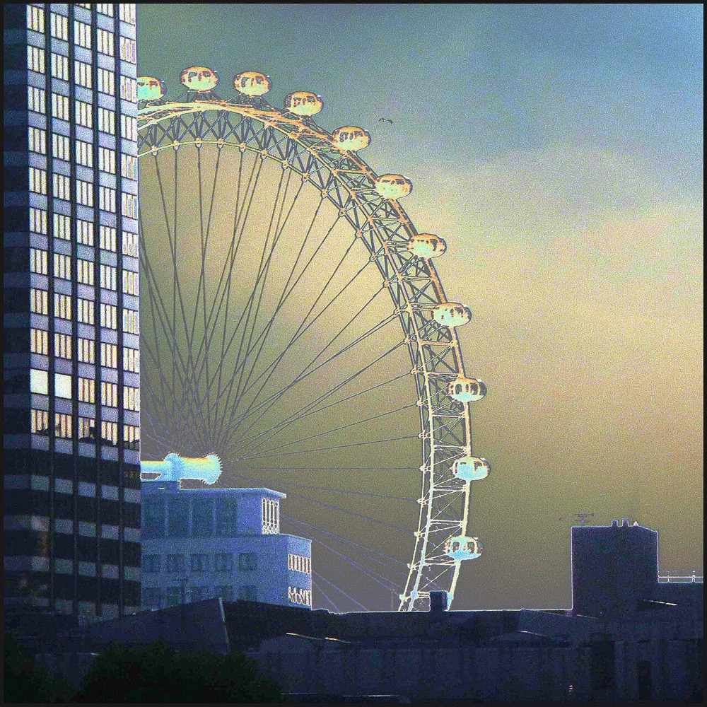 The London Eye observation wheel at sunset on the South Bank of the Thames — photo 1