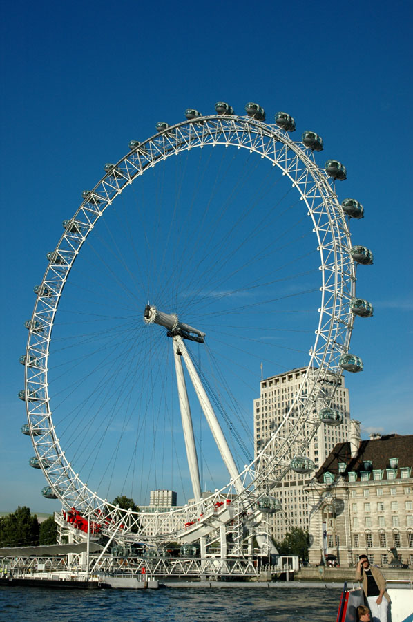 The London Eye observation wheel at sunset on the South Bank of the Thames — photo 2