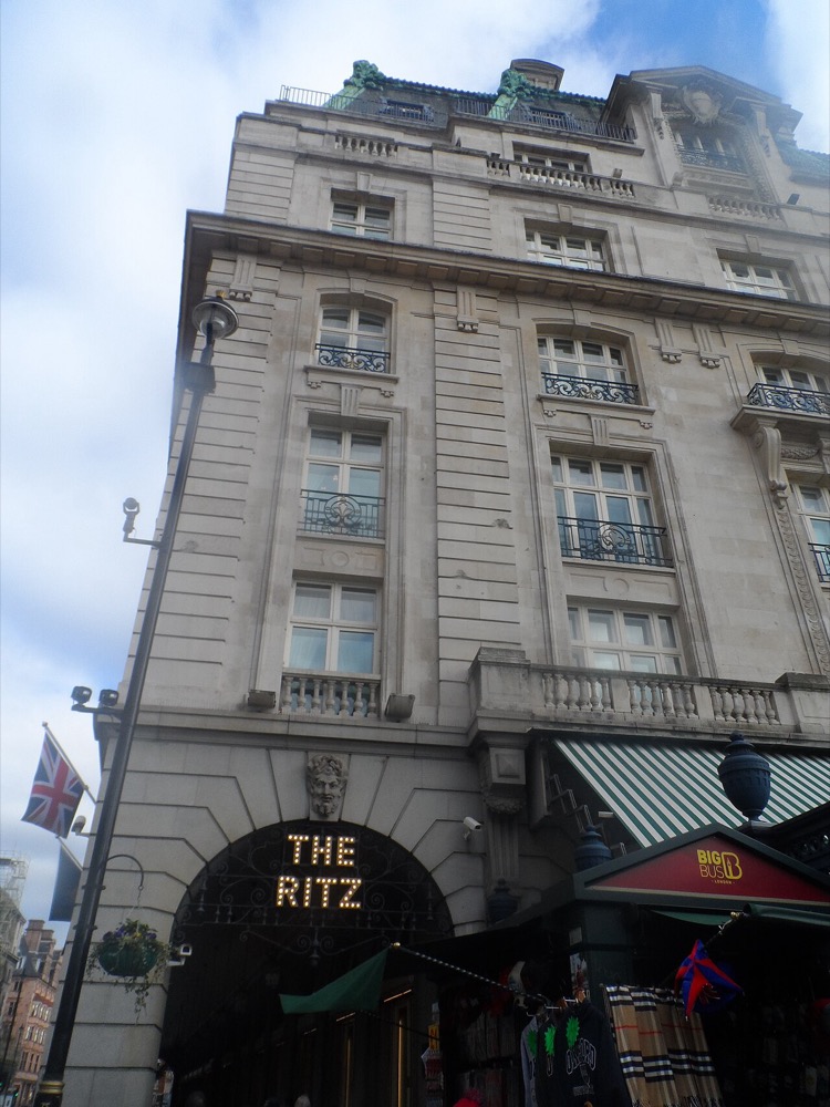 The Ritz London's neoclassical Piccadilly facade with its famous arcade — photo 1