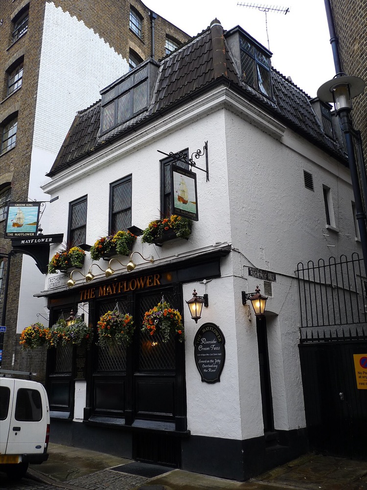 The historic Mayflower riverside pub on Rotherhithe Street beside the River Thames, London — photo 1